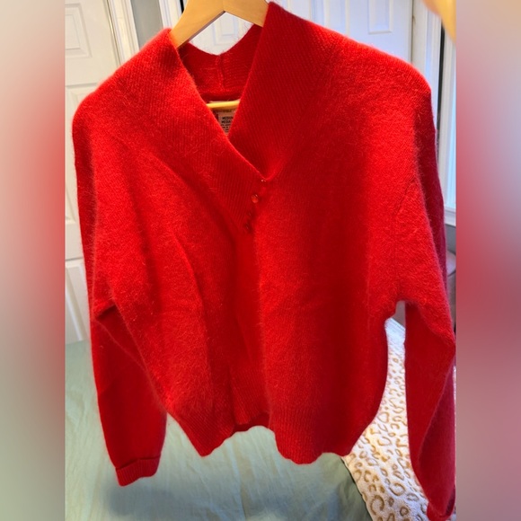 Yarnworks Red V-Neck Sweater Lambswool, Angora for Women
Size: M - Picture 9 of 9